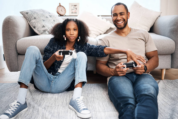 Laatu aika vie suhde seuraavalle tasolle. Kuvattu nuori tyttö pelaa videopelejä isänsä kanssa kotona. - Valokuva, kuva