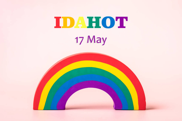 Rainbow ΛΟΑΤ σύμβολο, ημερολόγιο απομονωμένο σε ροζ φόντο 17 Μάιος - Παγκόσμια Ημέρα κατά της Ομοφοβίας, Τρανσφοβίας και της Βιφοβίας έννοια Ευχετήρια κάρτα. - Φωτογραφία, εικόνα