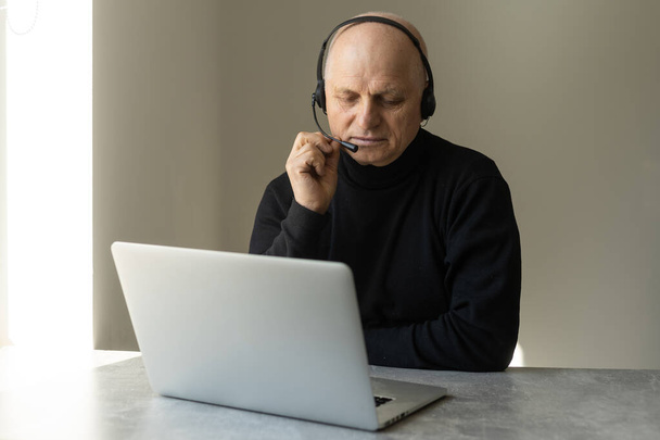 Közelkép a modern idős férfi ülni otthon, amelynek online konzultáció orvos a számítógépen, beteg idős férfi beszélgetés videohívás konzultáció női nővér segítségével laptop, egészségügyi koncepció. - Fotó, kép