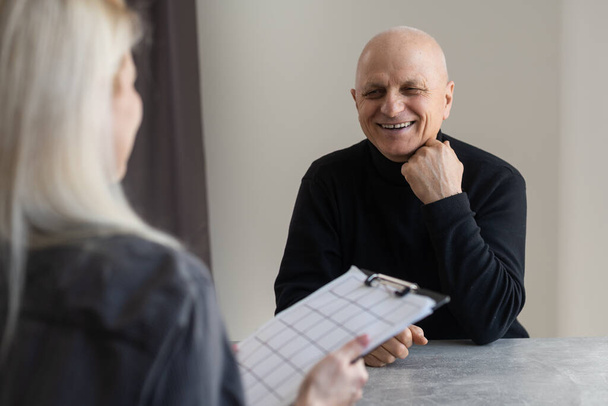 Retrato de psiquiatra entrevistando homem idoso durante sessão de terapia, espaço de cópia - Foto, Imagem