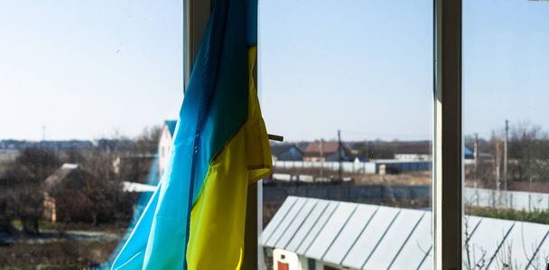 Bandeira da Ucrânia na janela selada com fita adesiva. Não há guerra. Guerra na Ucrânia - Foto, Imagem