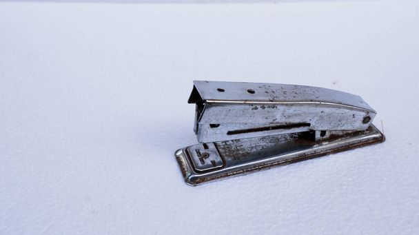 iron stapler. some have started to rust. - Fotografie, Obrázek