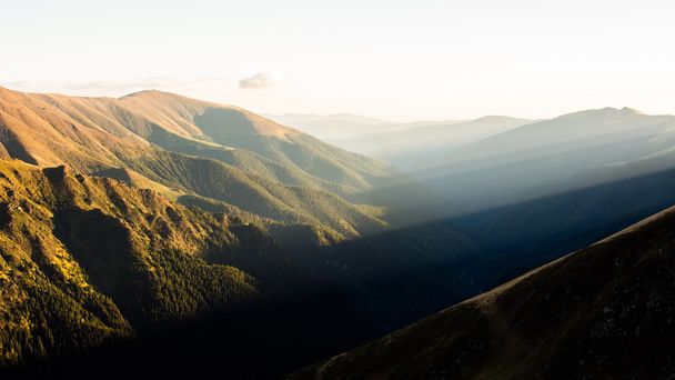 Coucher de soleil dans les montagnes
 - Photo, image