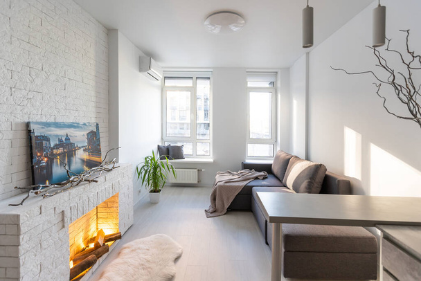 Nowoczesny minimalistyczny ciemnoszary loft styl studio wnętrza mieszkania. kuchnia, miejsce do siedzenia, miejsce pracy - Zdjęcie, obraz