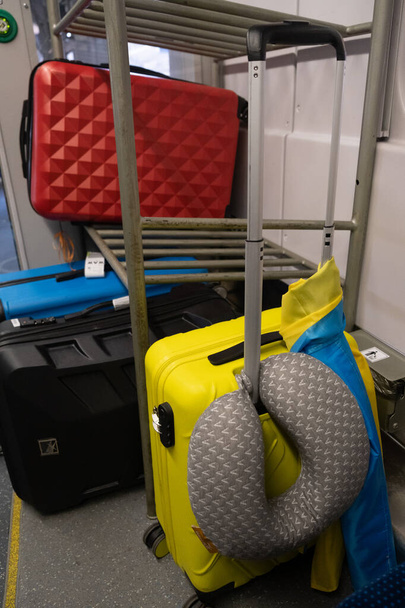 táskák belül vonat ukrán zászló bevándorlás - Fotó, kép