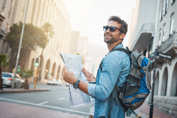 Experience the natural, cultural and man-made wonders of the world. Shot of a young man looking at a map while touring a foreign city. - Fotoğraf, Görsel