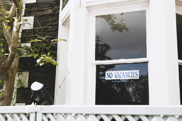 signboard No vacancies in the window - Фото, изображение