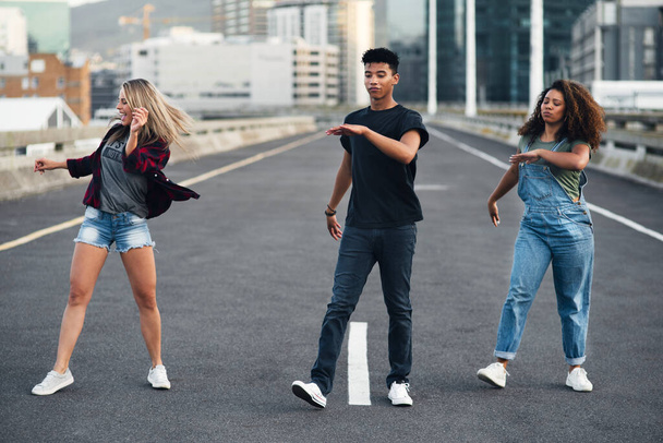 Theyre making moves in the city. Full length shot of a group of dancers dancing in the street. - Foto, Imagem