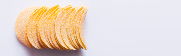 widok z góry słone i chrupiące chipsy ziemniaczane na białym, baner - Zdjęcie, obraz