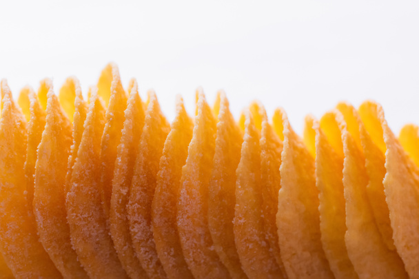 bovenaanzicht van zoute en knapperige chips geïsoleerd op wit - Foto, afbeelding
