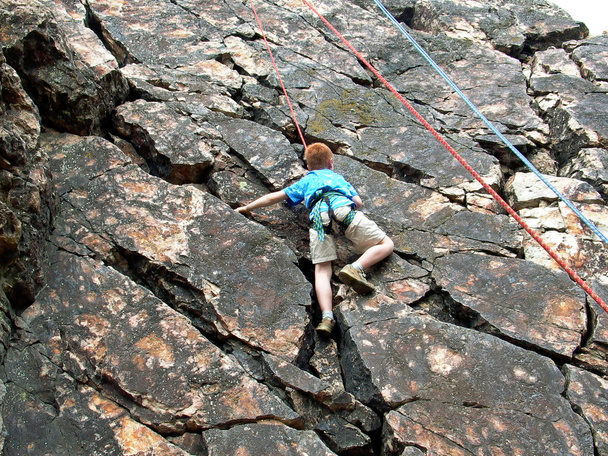 Rapaz a subir na corda
 - Foto, Imagem