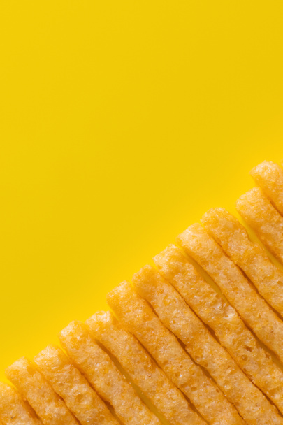 плоский шар смачної і хрусткої картоплі фрі на жовтому
 - Фото, зображення