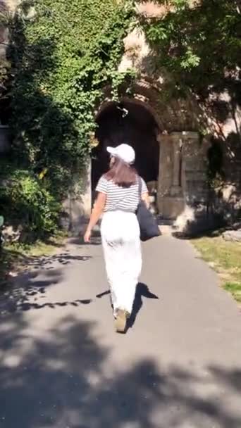Lächelnde Frau im Sommer-Outfit auf der Straße - Filmmaterial, Video
