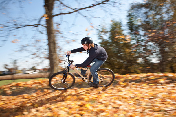 Nuori poika ratsastaa dirtbike ja kilpa landscap
 - Valokuva, kuva