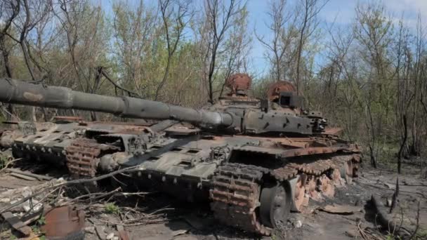 Zničený a spálený tank ruské armády v důsledku bitvy s ukrajinskými vojáky poblíž Kyjeva na Ukrajině - Záběry, video