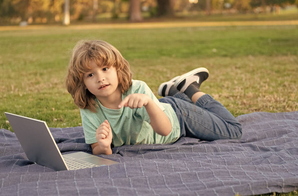 adolescente menino usar laptop. educação online. de volta à escola. comunicação moderna. - Foto, Imagem