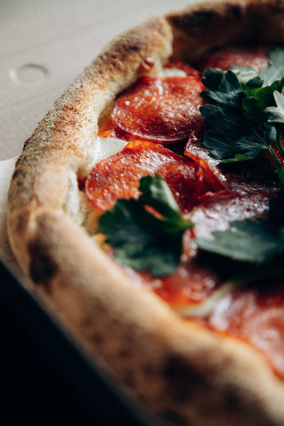 Pyszna i soczysta włoska pizza z kiełbasą - Zdjęcie, obraz
