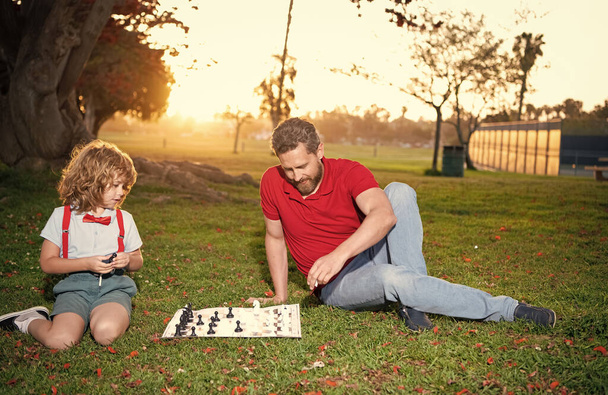 День отца. счастливая семья. отцовство и детство. шах и мат. время вместе - Фото, изображение