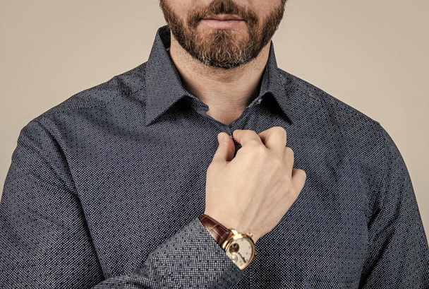 Бородатый мужчина обрезанный кнопки зрения случайный стиль рубашки серый фон, одеваются неформально - Фото, изображение