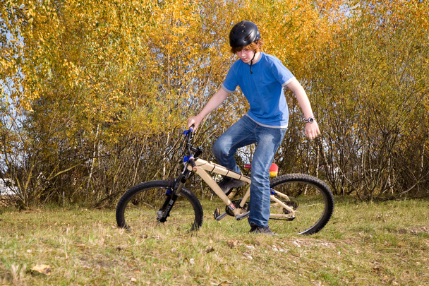 若い男の子は、dirtbike と乗馬と、landscap でのレース - 写真・画像