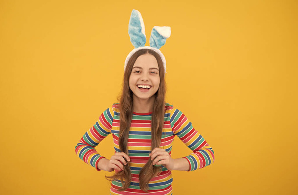 щаслива великодня дівчина-підліток у вухах кролика, що тримає пофарбовані яйця для полювання на святкове яйце, полювання на кролика
 - Фото, зображення