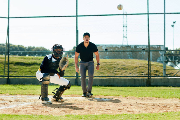 No tak, mám tě. Plná délka záběr mladého hráče baseballu, který čeká na míč během zápasu na hřišti. - Fotografie, Obrázek