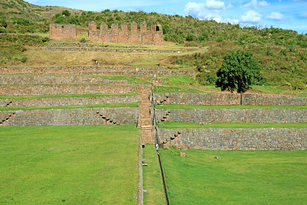 Niesamowity kompleks archeologiczny Tipon, inkaskie tarasy rolnicze nawadniane naturalnym źródłem, Święta dolina Inków, region Cusco, Peru - Zdjęcie, obraz