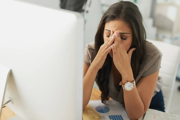 Shes beginnen, den Druck zu spüren. Aufnahme einer überwältigten Geschäftsfrau, die im Büro vor ihrem Computer sitzt. - Foto, Bild