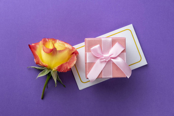Pink gift box and  blossom rose. Celebration concept, greeting objects flat lay - Foto, Imagen