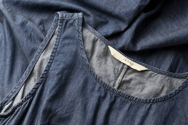 Jeansstoff, jeansblaues verwittertes Material, trendiges Modetextil - Foto, Bild