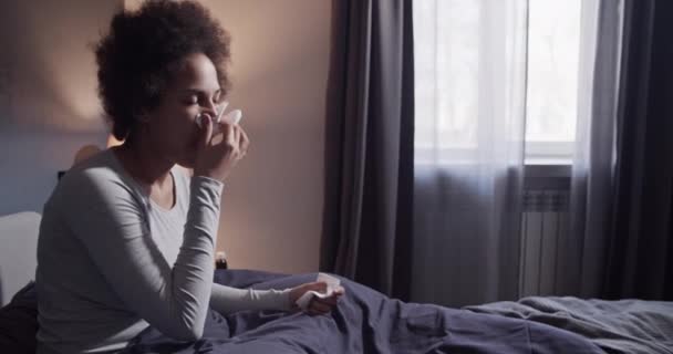 Sick black woman blowing nose - Záběry, video