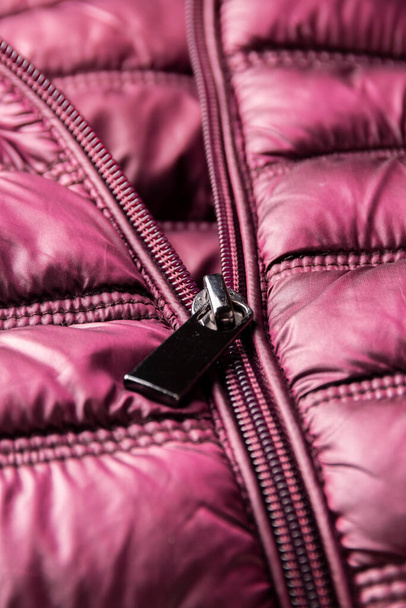 Detalhe da jaqueta de inverno roxo, material impermeável e à prova de vento, padrão de pano de tecido - Foto, Imagem