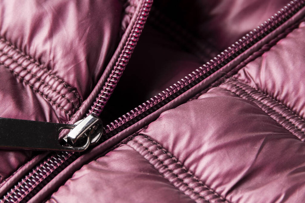 Деталь фіолетової зимової куртки, водонепроникний і вітрозахисний матеріал, візерунок тканини
 - Фото, зображення