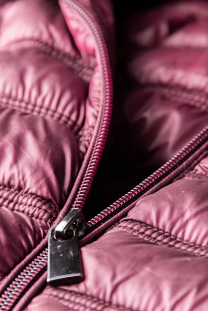 Détail de veste d'hiver pourpre, matériau imperméable et coupe-vent, tissu tissu motif - Photo, image