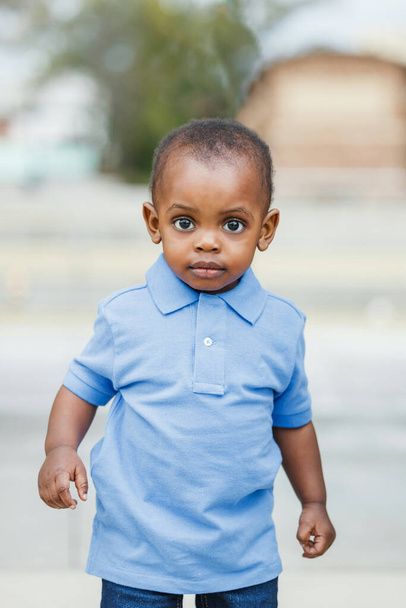 Uroczy, roczny maluch prawie w wieku przedszkolnym Afroamerykanin, który wygląda na zaskoczonego - Zdjęcie, obraz