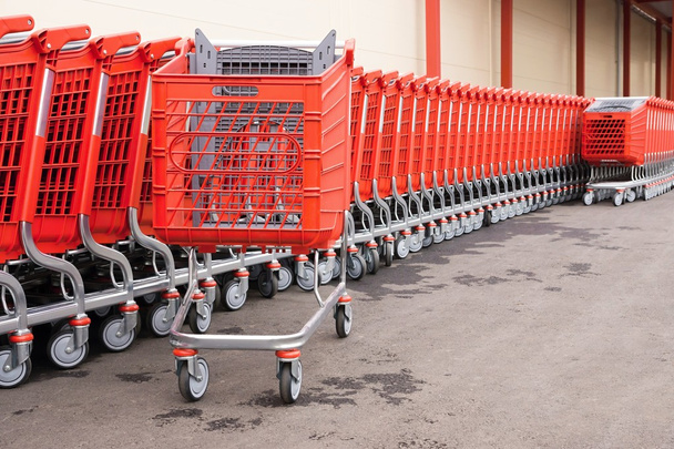 paniers-chariots rouges sur roues pour marchandises
 - Photo, image
