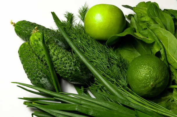 Dostawa lub zakup zdrowej żywności. Zielone jedzenie, warzywa, owoce, zioła. Koncepcja żywności - Zdjęcie, obraz