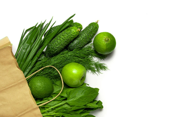 Доставка или покупка здоровых продуктов питания. Зеленая еда, овощи, фрукты, травы. Концепция питания - Фото, изображение