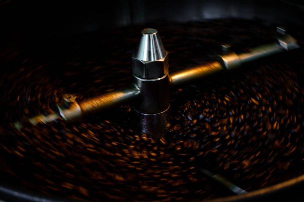 fondo abstracto Granos de café en máquina tostada y enfoque selectivo enfoque largo exposición tiro fondo difuminación movimiento.  - Foto, Imagen
