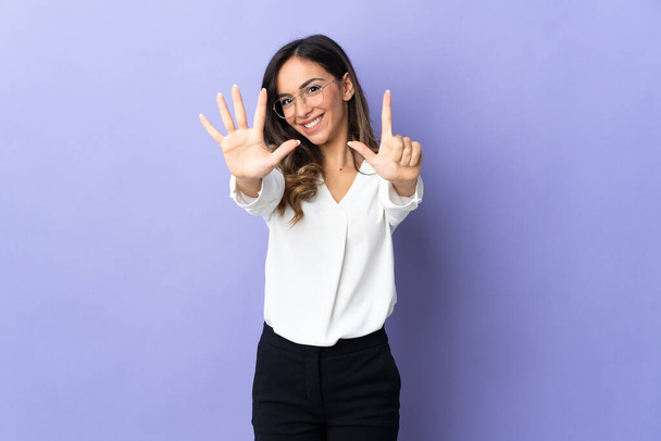 Young caucasian woman isolated on purple background counting seven with fingers - Photo, Image
