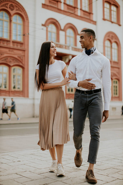 Bonito jovem casal multiétnico andando na rua - Foto, Imagem