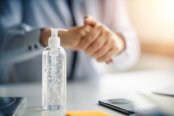 Lékař mytí rukou s alkoholem gel pro dezinfekci hygieny a ochrany. - Fotografie, Obrázek