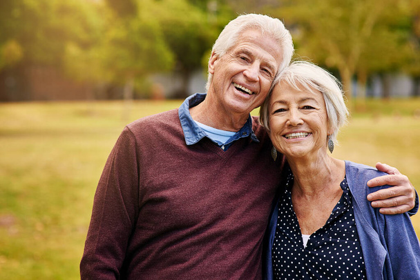 Le véritable amour ne vieillit jamais. Portrait d'un heureux couple de personnes âgées dans le parc. - Photo, image