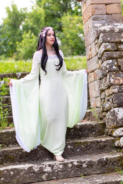 Όμορφη γαλανομάτα Ιταλίδα παίζει την Arwen cosplay του άρχοντα των δαχτυλιδιών. Υψηλής ποιότητας φωτογραφία - Φωτογραφία, εικόνα