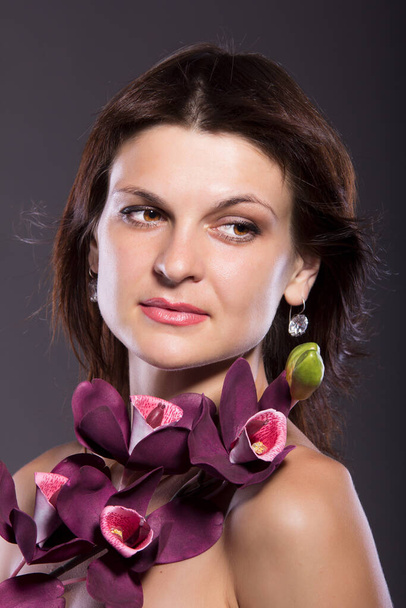 Portrait de belle jeune femme avec art maquillage et fleurs
 - Photo, image