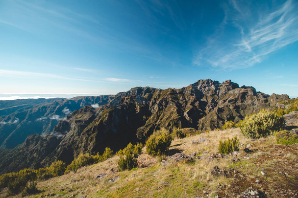 Kilátás nyílik a sziget Madeira a legmagasabb hegyről, Pico Ruivo. Kaland egy kis szigeten az Atlanti-óceánon. A zöld növényzet sziklás felszínné válik. Portugália kincse. - Fotó, kép
