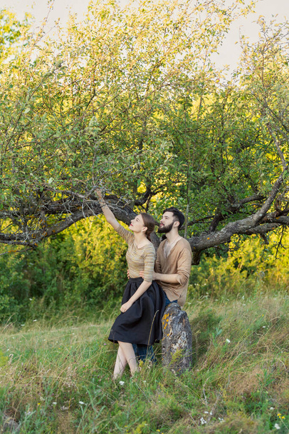 пара обнимается возле дерева - Фото, изображение