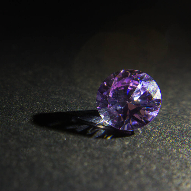 Piedra preciosa de zafiro púrpura natural, joyería de piedra preciosa de amatista púrpura
 - Foto, Imagen