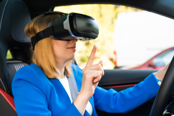 VR 'daki iş kadını arabada oturup direksiyonu çevirerek Google' da arama yapıyor. - Fotoğraf, Görsel