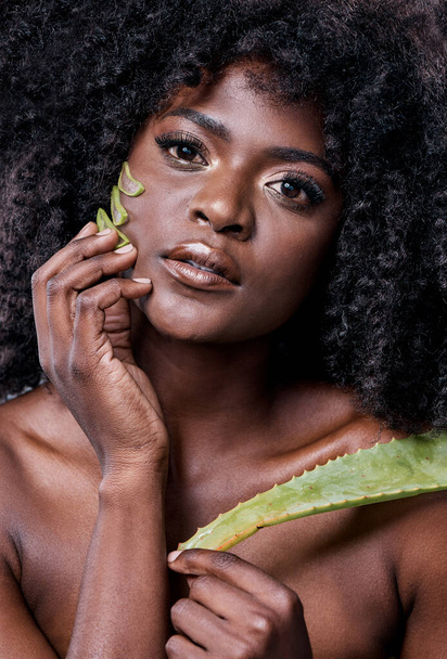 Aloe es perfecto para el cuidado de la piel DIY. Foto de una hermosa joven posando con una planta de aloe vera contra su piel. - Foto, Imagen